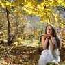 Самодива девойка в есенната гора