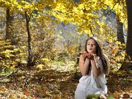 Самодива девойка в есенната гора