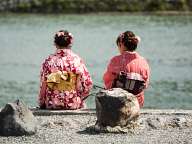 Японки на брега на реката