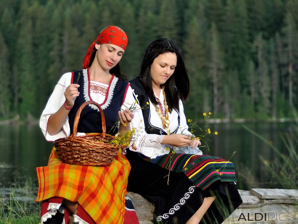Млади девойки събират билки 
(модели: Стела Ташева, Стефана Шахбазян)