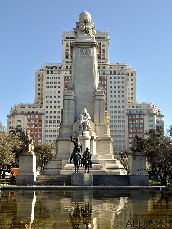 Монумента на Мигел де Сервантес Дон Кихот и Санчо Панса
