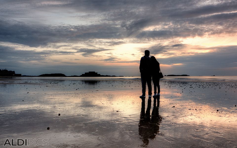 Couple in love on the beach of Saint-Malo
