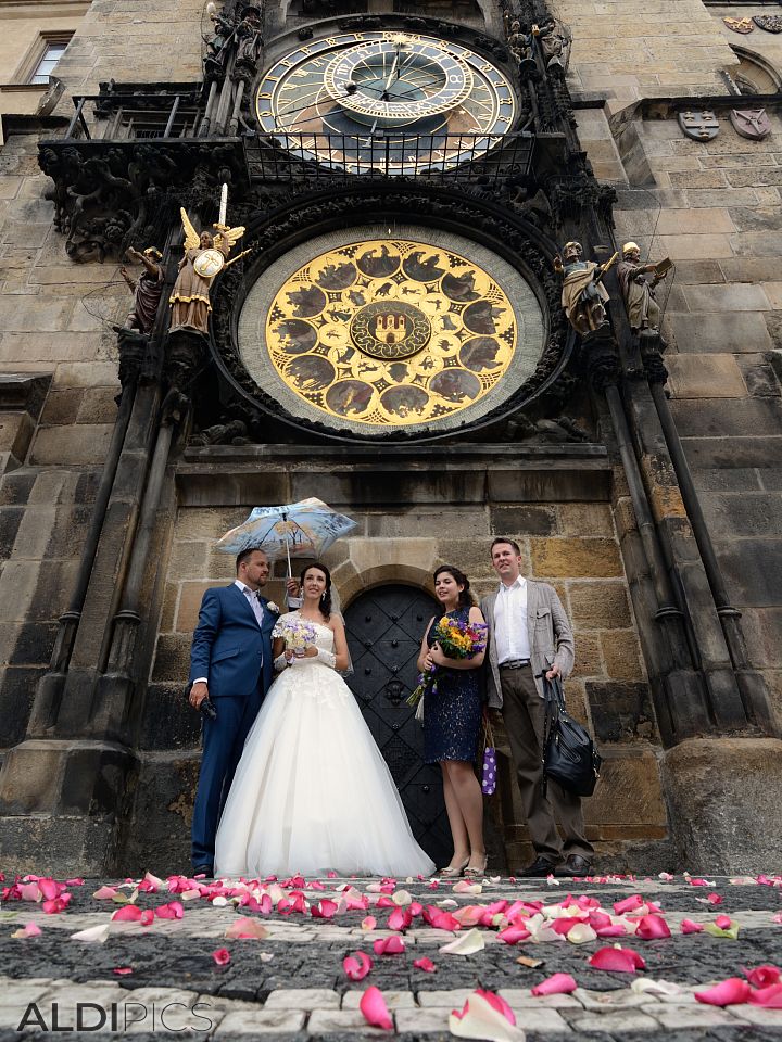 Младоженци пред часовника