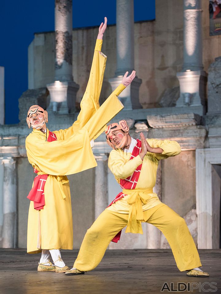 Танцов състав от Китай Фолклорен фестивал Пловдив 2014