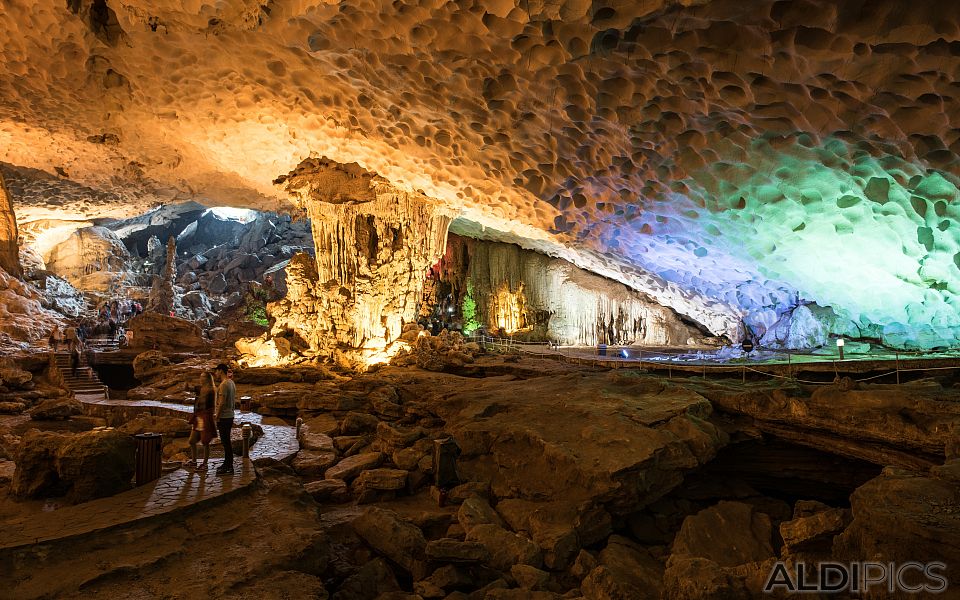 Пещерата на Халонг Бей