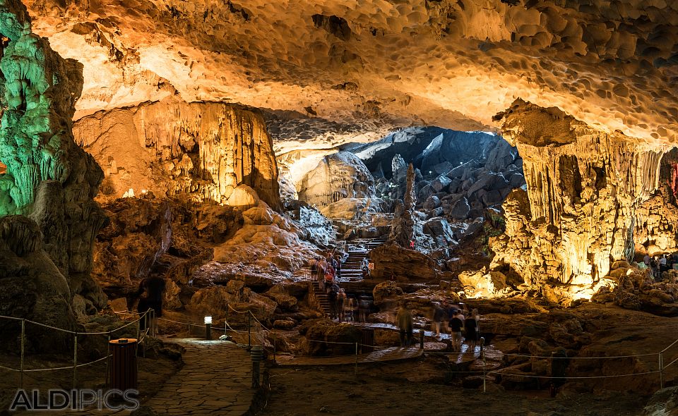 Пещерата на Халонг Бей