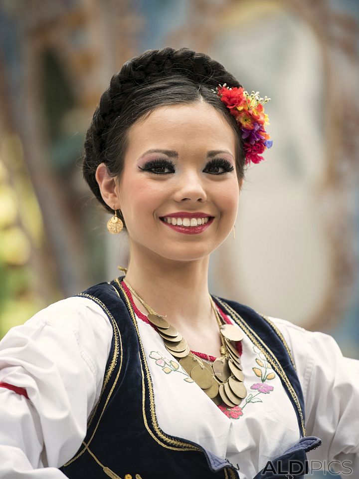 Dance group from Serbia - Folk Festival Plovdiv 2014 - Photos of hairstyles   - images from 