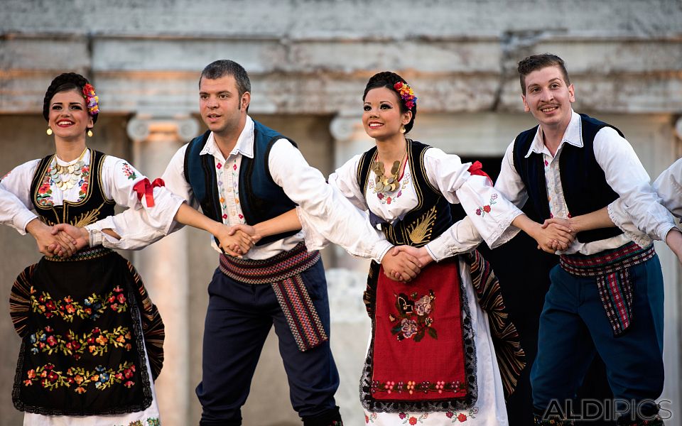 Dance group from Serbia - Folk Festival Plovdiv 2014 - Photos of hairstyles   - images from 