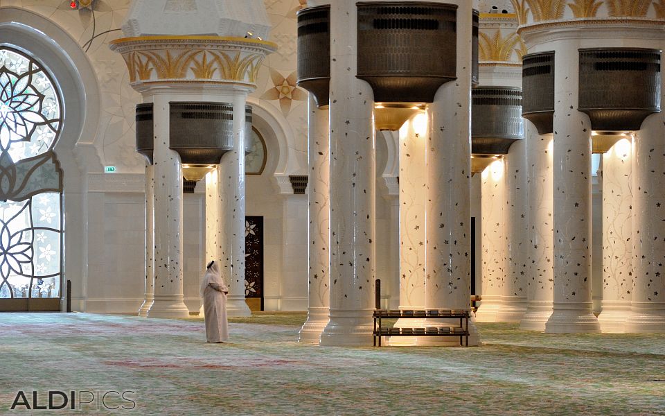 Бялата джамия „Шейх Зайед”