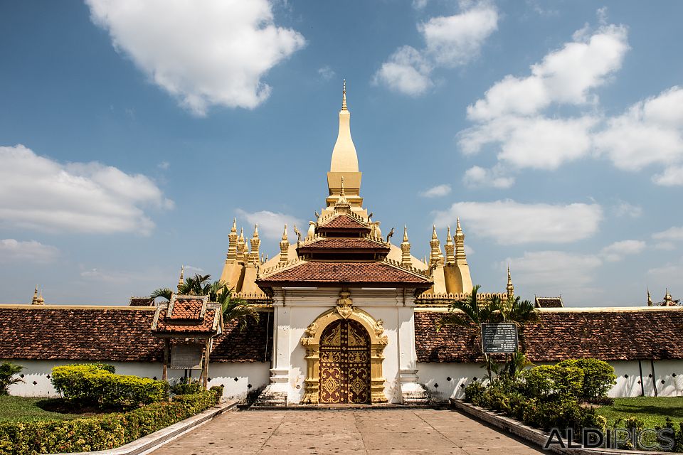 Златната пагода Pha That Luang