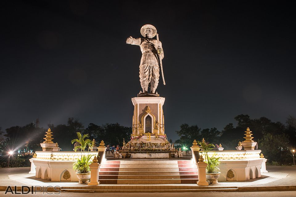 Anouvong Chao monument