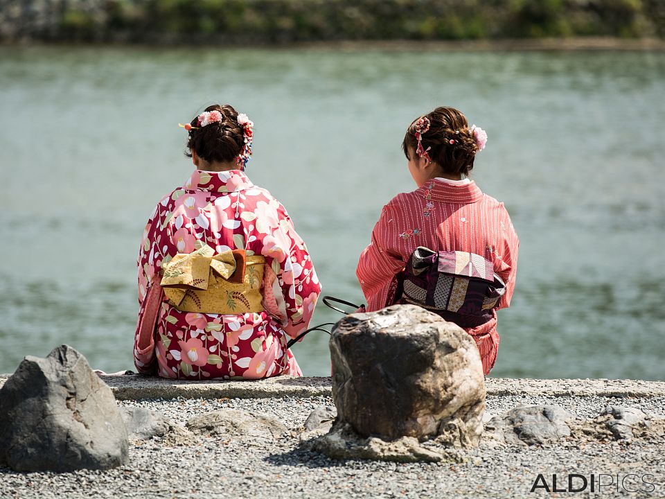 Японки на брега на реката