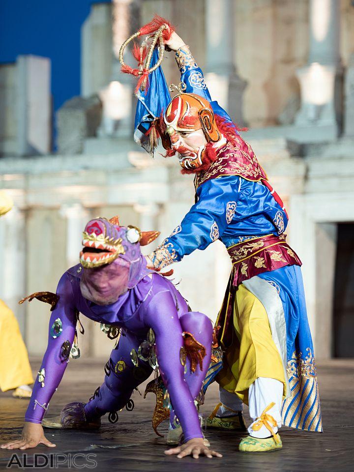 Танцов състав от Китай - 
Фолклорен фестивал Пловдив 2014