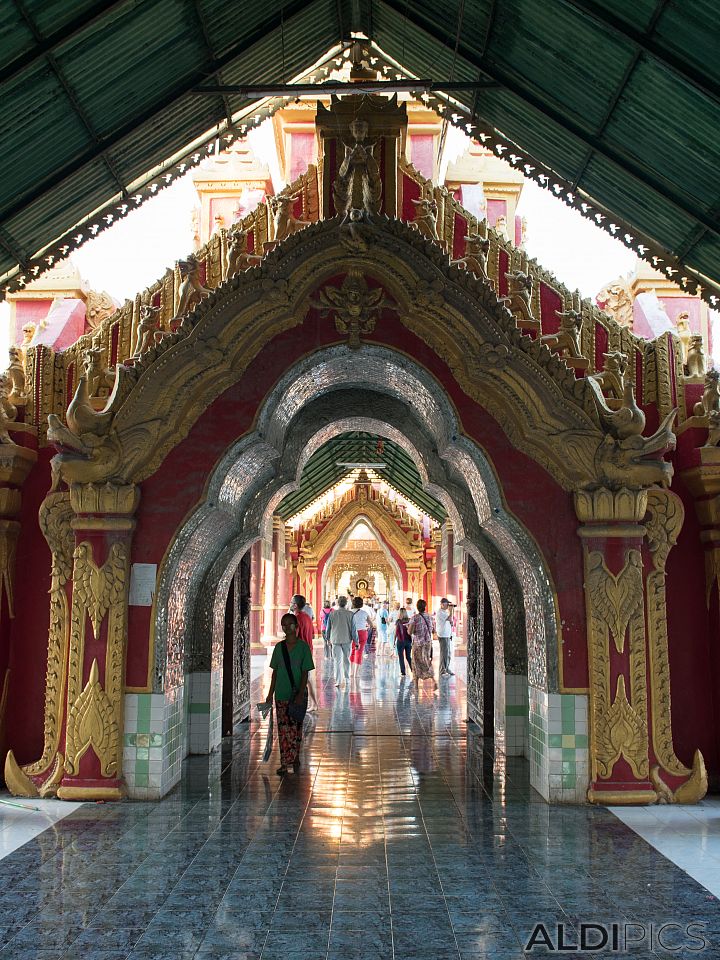 Храм някъде в Мандалай