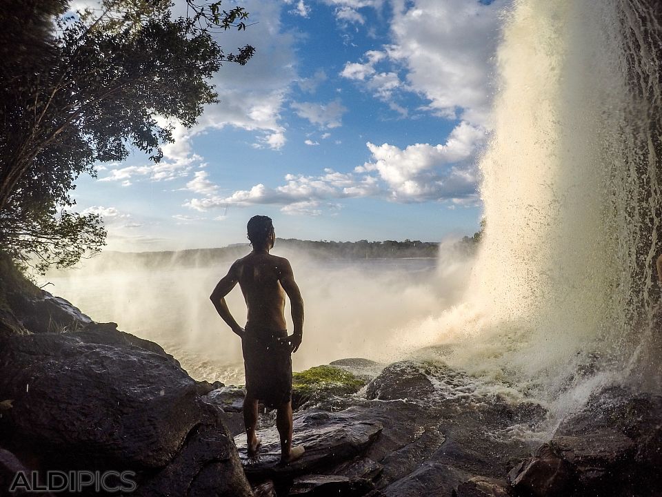 Аз и водопада